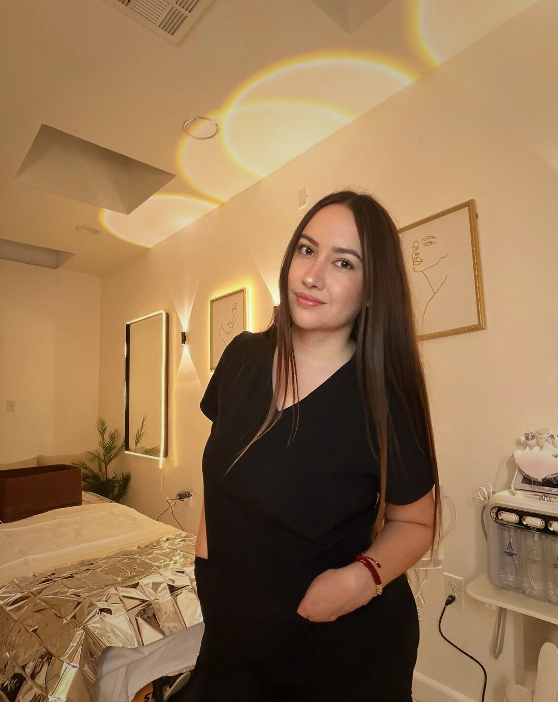 Andrea Sáenz en su suite de tratamiento en AS MedSpa, South Gate