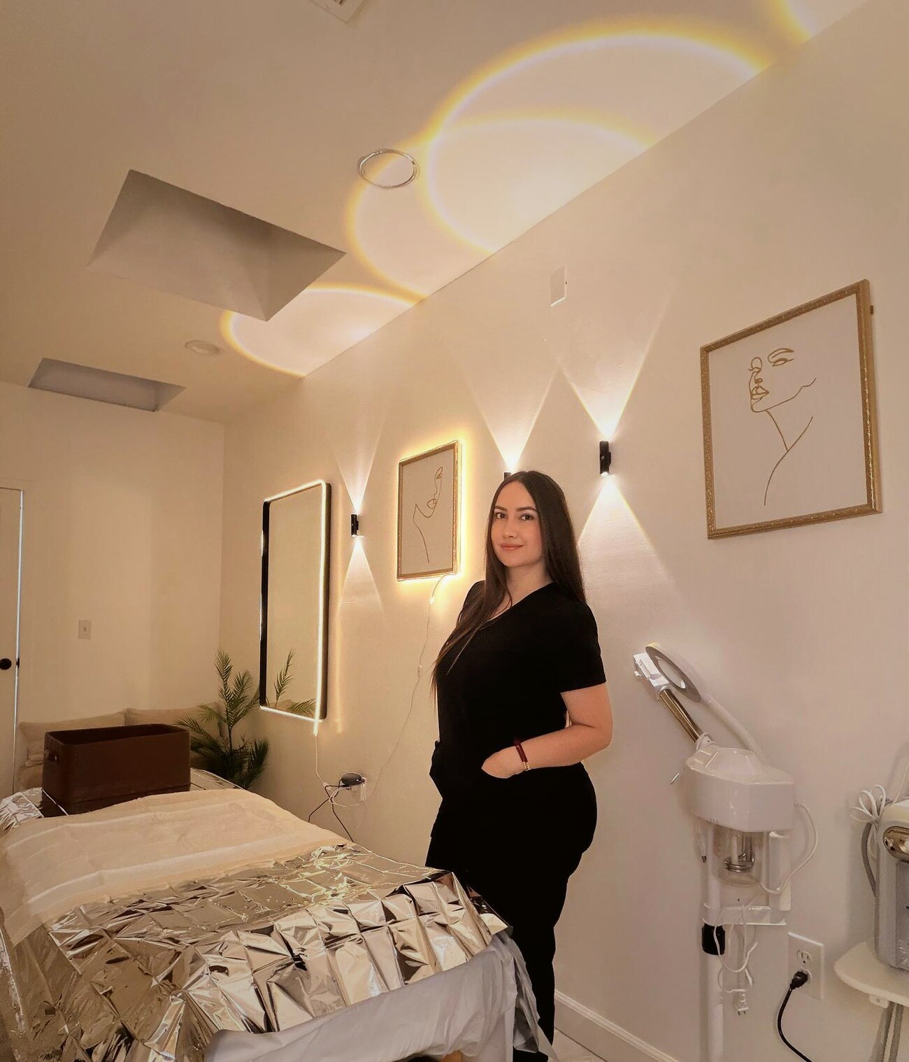 Suite privada de AS MedSpa con camilla, luz cálida y máquina facial