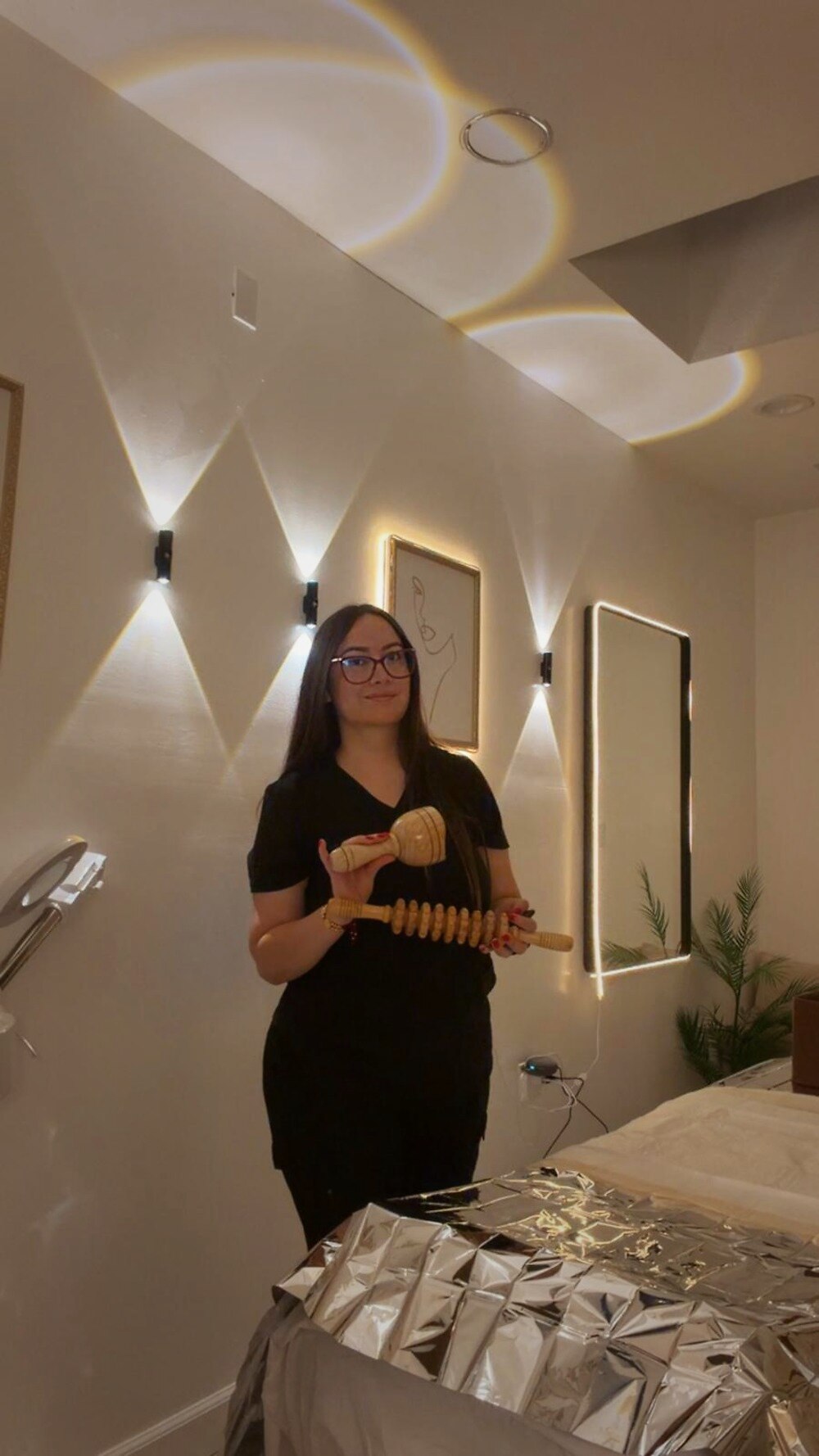 Andrea Sáenz con sus herramientas de maderoterapia en AS MedSpa